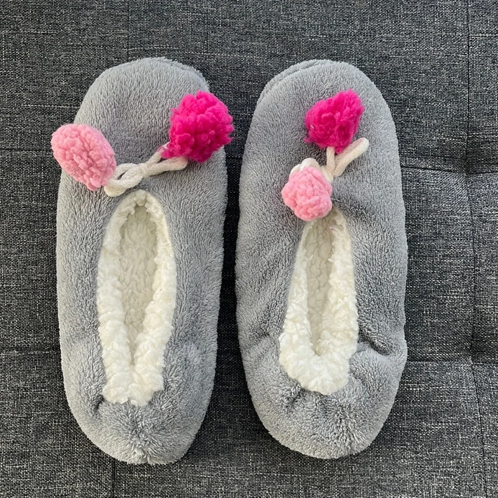 Gray Slippers with Pink Puffballs sz 6